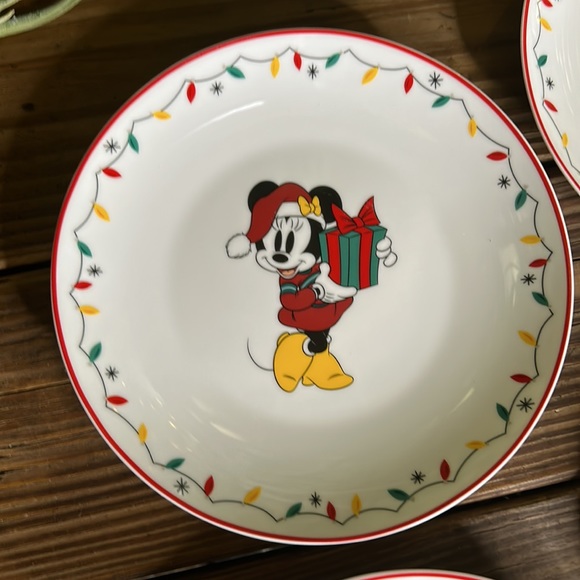 Disney Mickey Mouse and Minnie Mouse Holiday Plates, Set of 4 🎄 - Picture 4 of 13